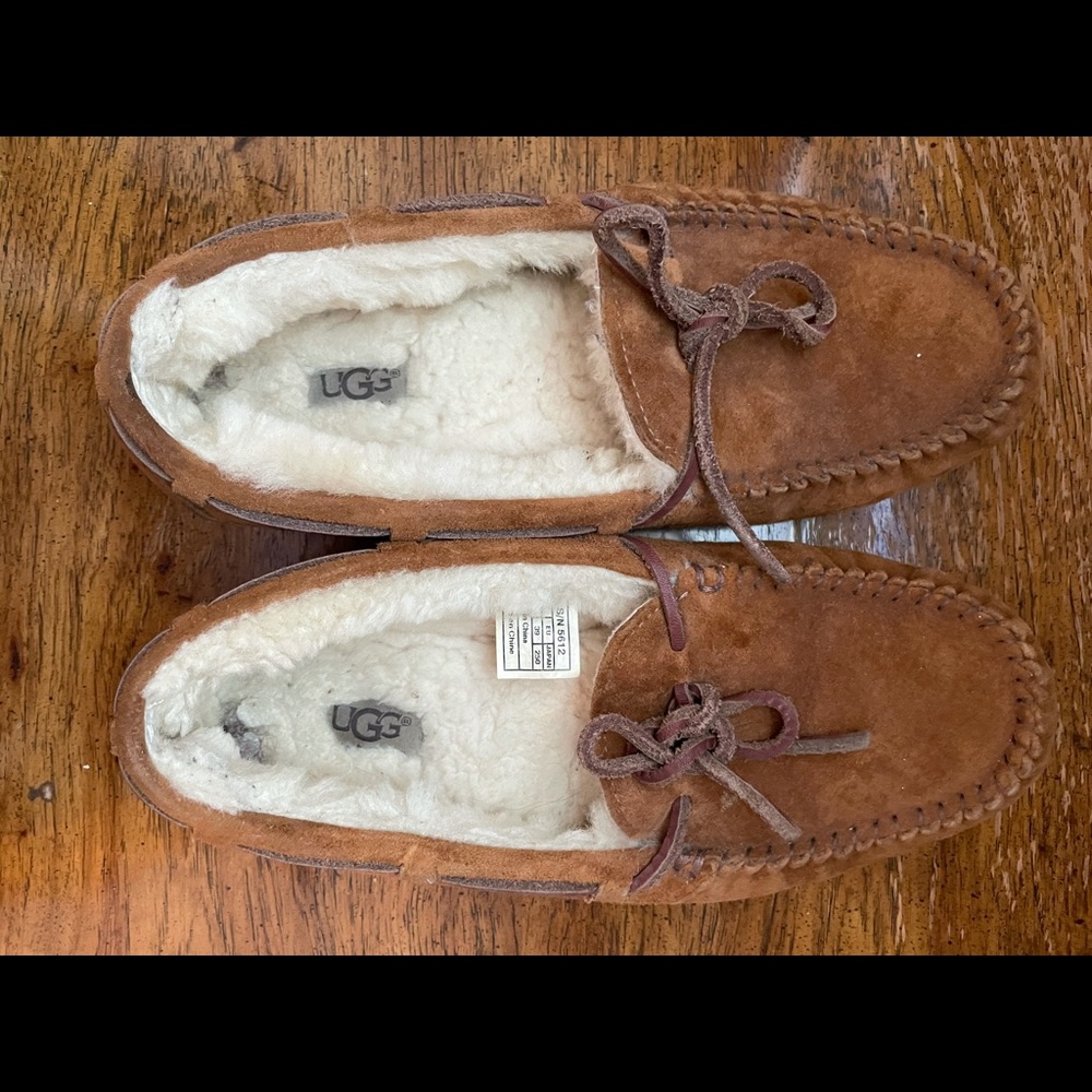 UGG Slipper Moccasins Size 8 Chestnut